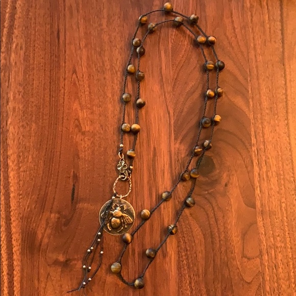 Bee pendant necklace with agate beads - Picture 4 of 4